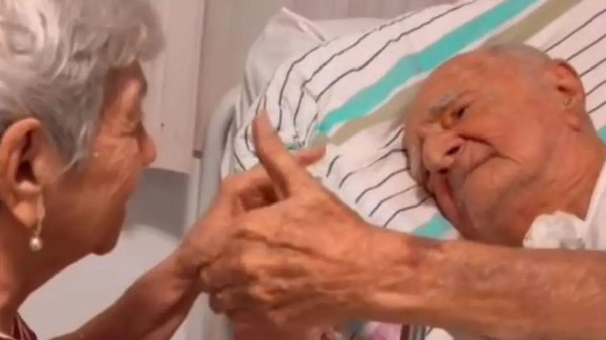 Abuelita le canta a su esposo enfermo en el hospital y conmueve las redes